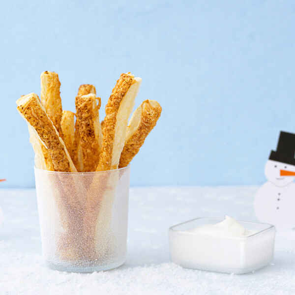 Käsestangen mit schneeweißem Dip Rezept | Küchengötter Käsestangen mit schneeweißem Dip Rezept | Küchengötter