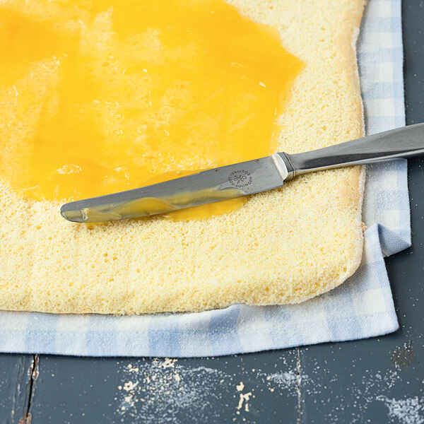 Zitronen-Biskuitrolle mit Lemon Curd Rezept | Küchengötter