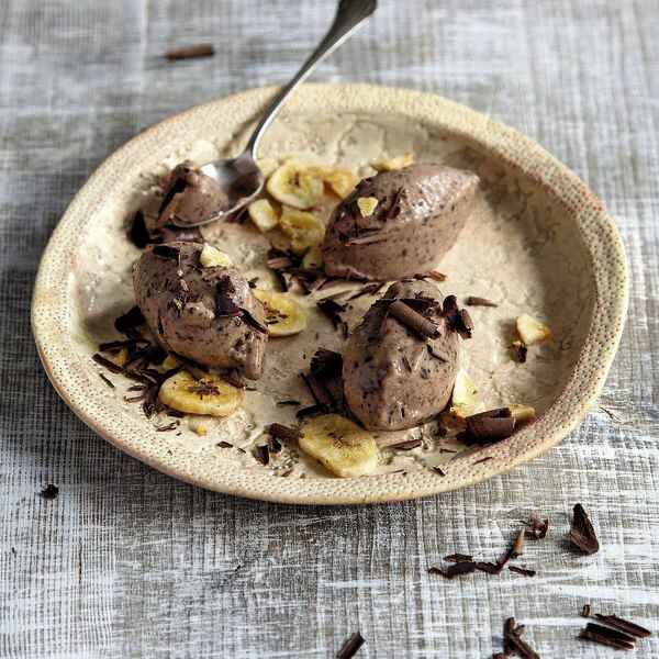Veganes Bananeneis mit Schokosplittern Rezept | Küchengötter