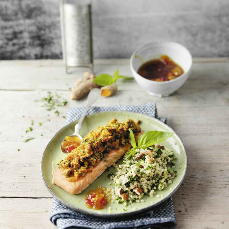 Lachs mit Kräuterkruste und Mandelbulgur Rezept | Küchengötter