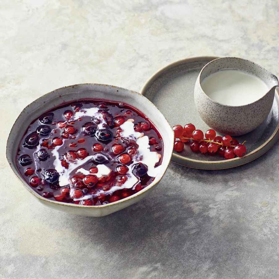 Einfache Rote Grütze mit Sahne Rezept | Küchengötter Einfache Rote Grütze mit Sahne Rezept | Küchengötter