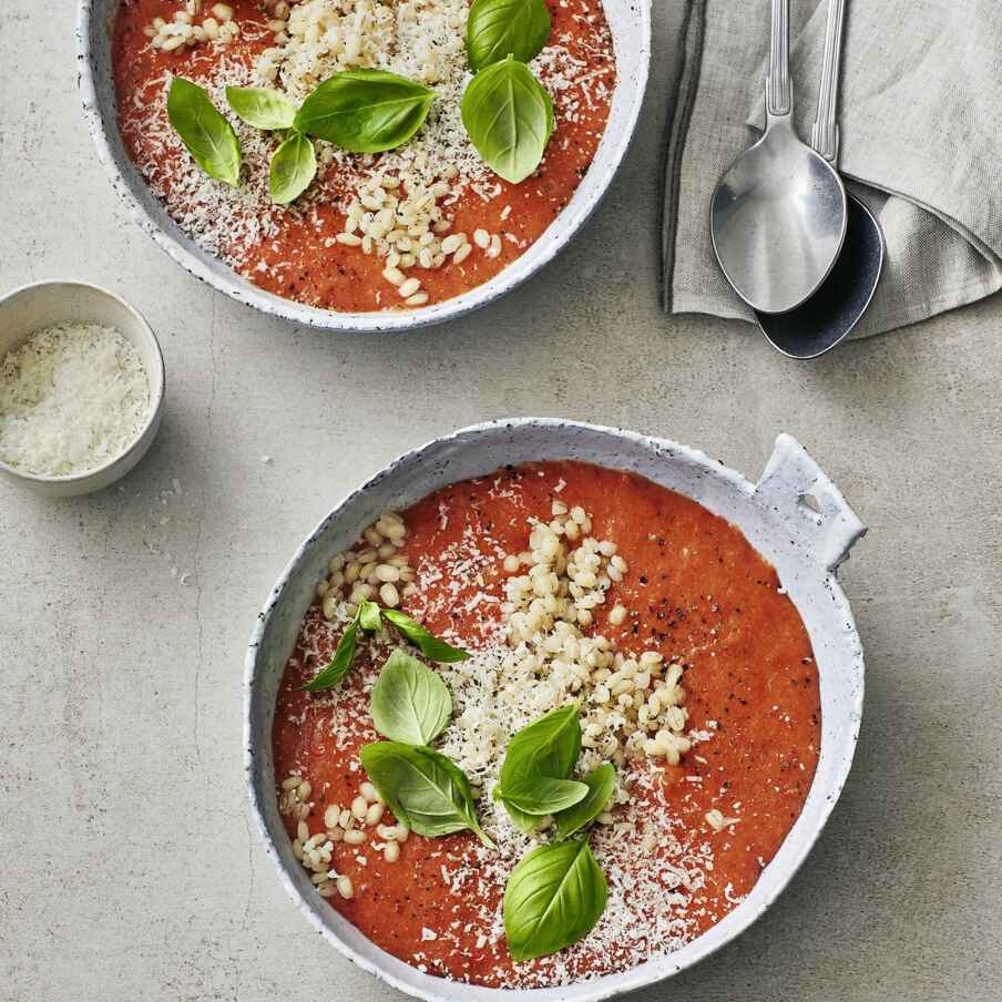 Italienische Tomatensuppe mit Gerste und Pecorino Rezept | Küchengötter Italienische Tomatensuppe mit Gerste und Pecorino Rezept | Küchengötter