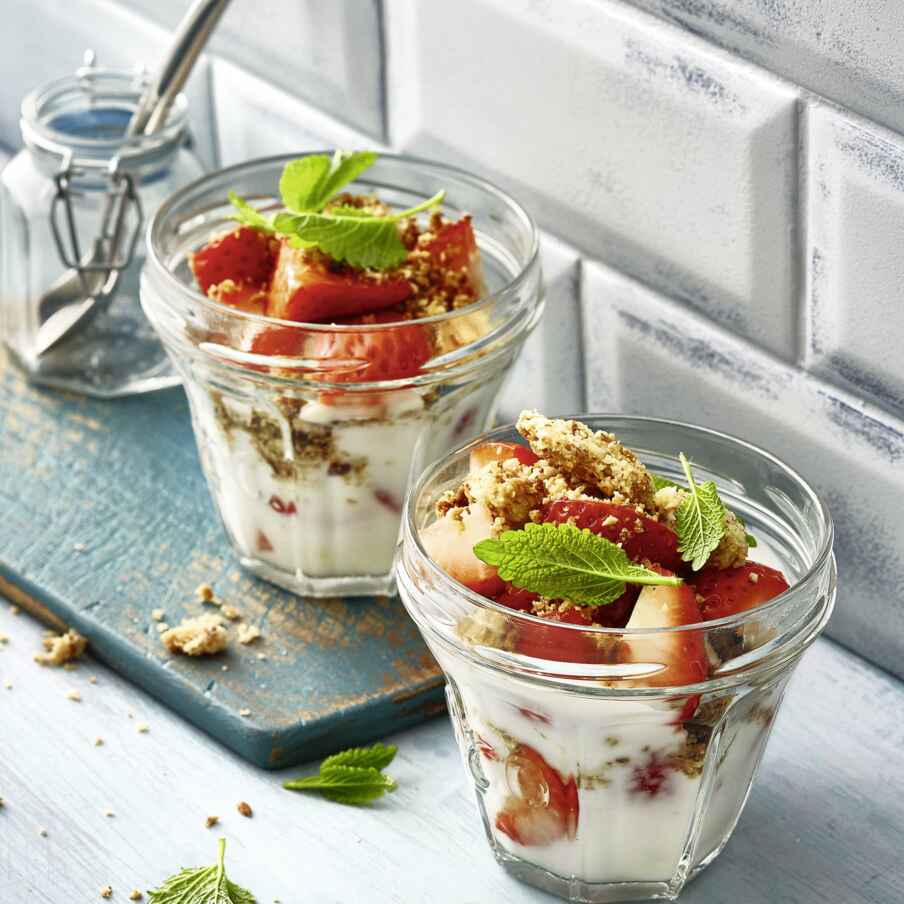 Veganes Trifle mit Erdbeeren und Kokoscreme Rezept | Küchengötter