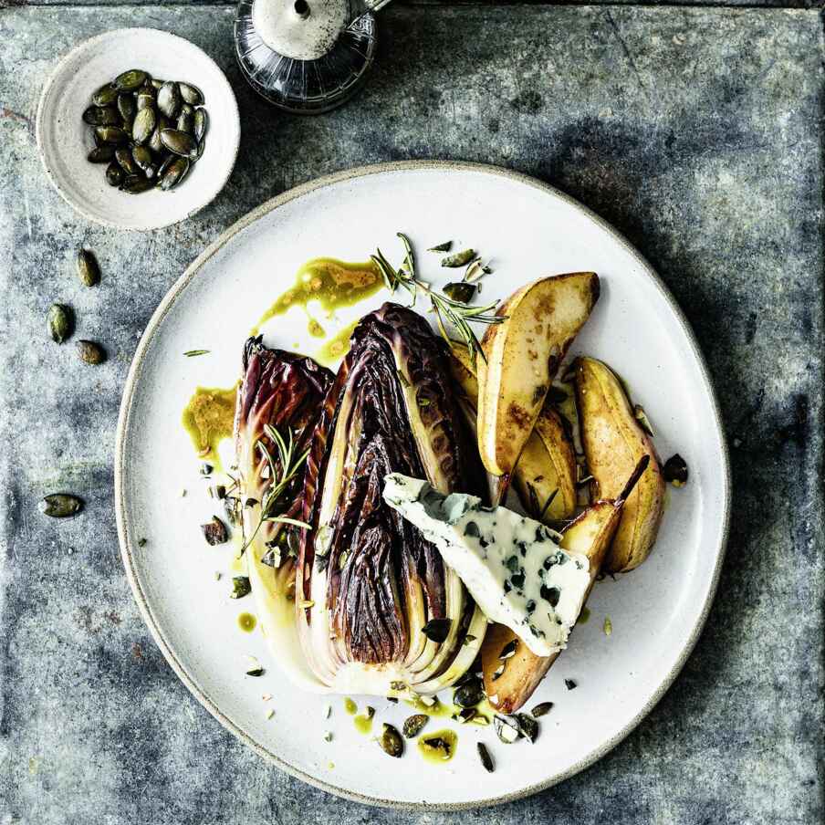 Radicchio mit Karamellbirne und Roquefort Rezept | Küchengötter Radicchio mit Karamellbirne und Roquefort Rezept | Küchengötter