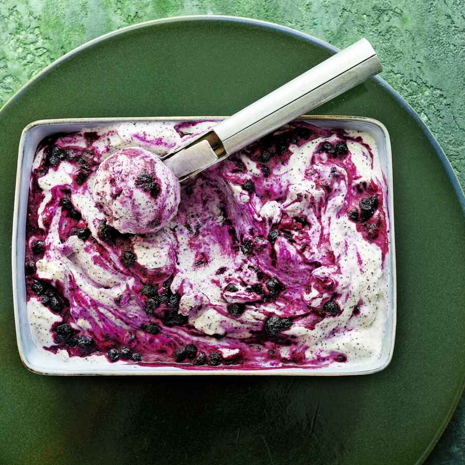 Joghurt-Mohn-Eis mit Heidelbeeren Rezept | Küchengötter
