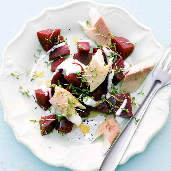 Rote-Bete-Salat mit Räucherforelle Rezept | Küchengötter Rote-Bete-Salat mit Räucherforelle Rezept | Küchengötter