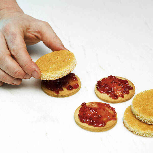 Quark-Törtchen mit Himbeeren Rezept | Küchengötter Quark-Törtchen mit Himbeeren Rezept | Küchengötter