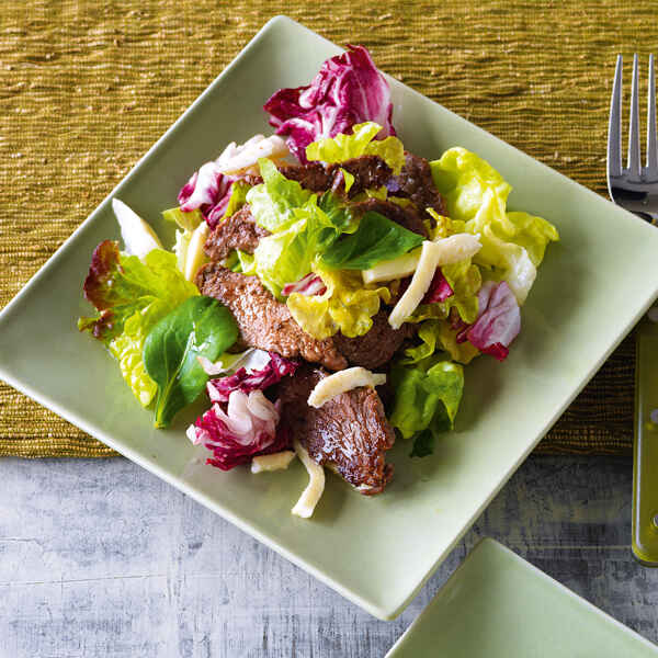 Blattsalat mit Rinderfilet und Mozzarella Rezept | Küchengötter
