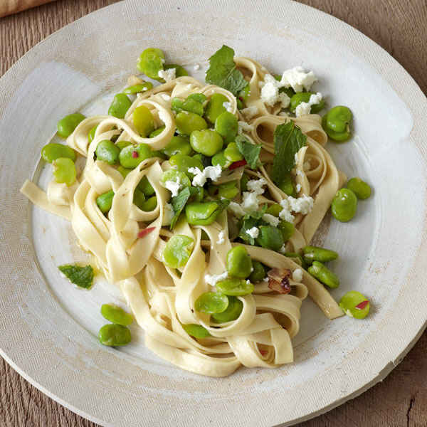 Bandnudeln mit Saubohnen und Minze Rezept | Küchengötter Bandnudeln mit Saubohnen und Minze Rezept | Küchengötter