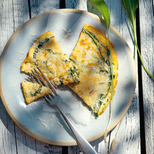 Bärlauch-Schaumomelett mit Parmesan Rezept | Küchengötter Bärlauch-Schaumomelett mit Parmesan Rezept | Küchengötter