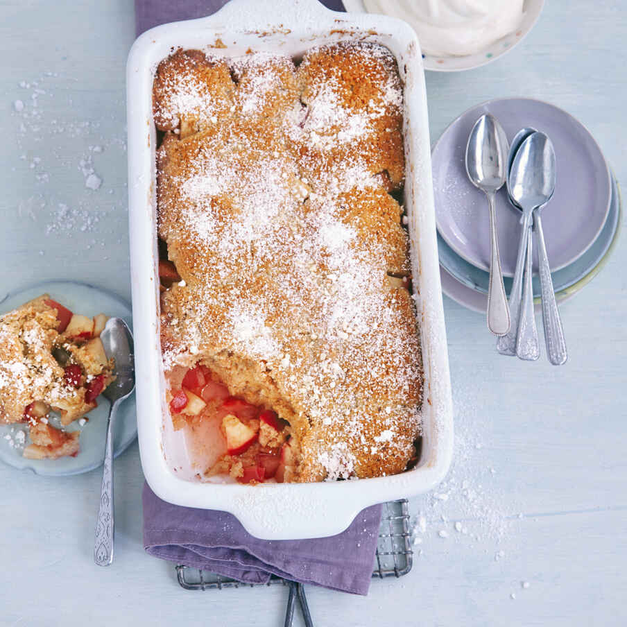 Apfel-Cobbler mit Eierlikörsahne Rezept | Küchengötter Apfel-Cobbler mit Eierlikörsahne Rezept | Küchengötter
