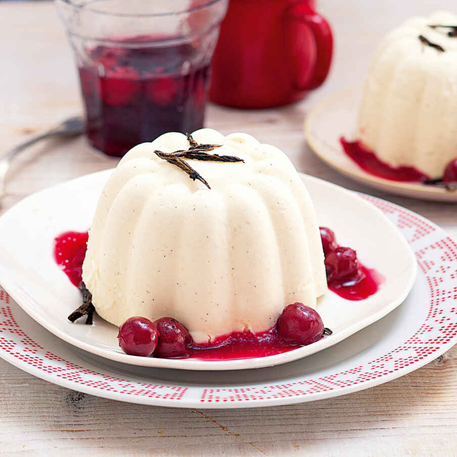 Bayerische Creme mit süßer Kirschsauce Rezept | Küchengötter