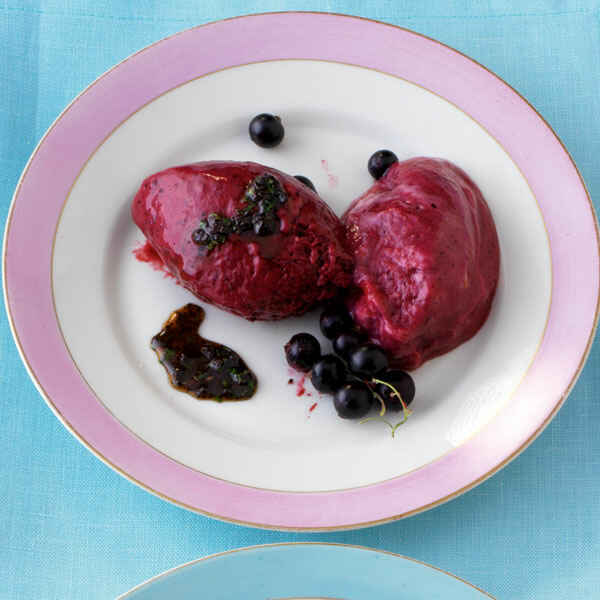 Johannisbeer-Halbgefrorenes mit Minzepesto Rezept | Küchengötter Johannisbeer-Halbgefrorenes mit Minzepesto Rezept | Küchengötter