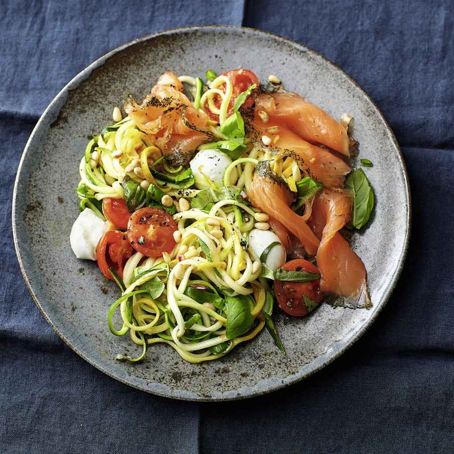 Zoodles-Salat mit Graved Lachs Rezept | Küchengötter
