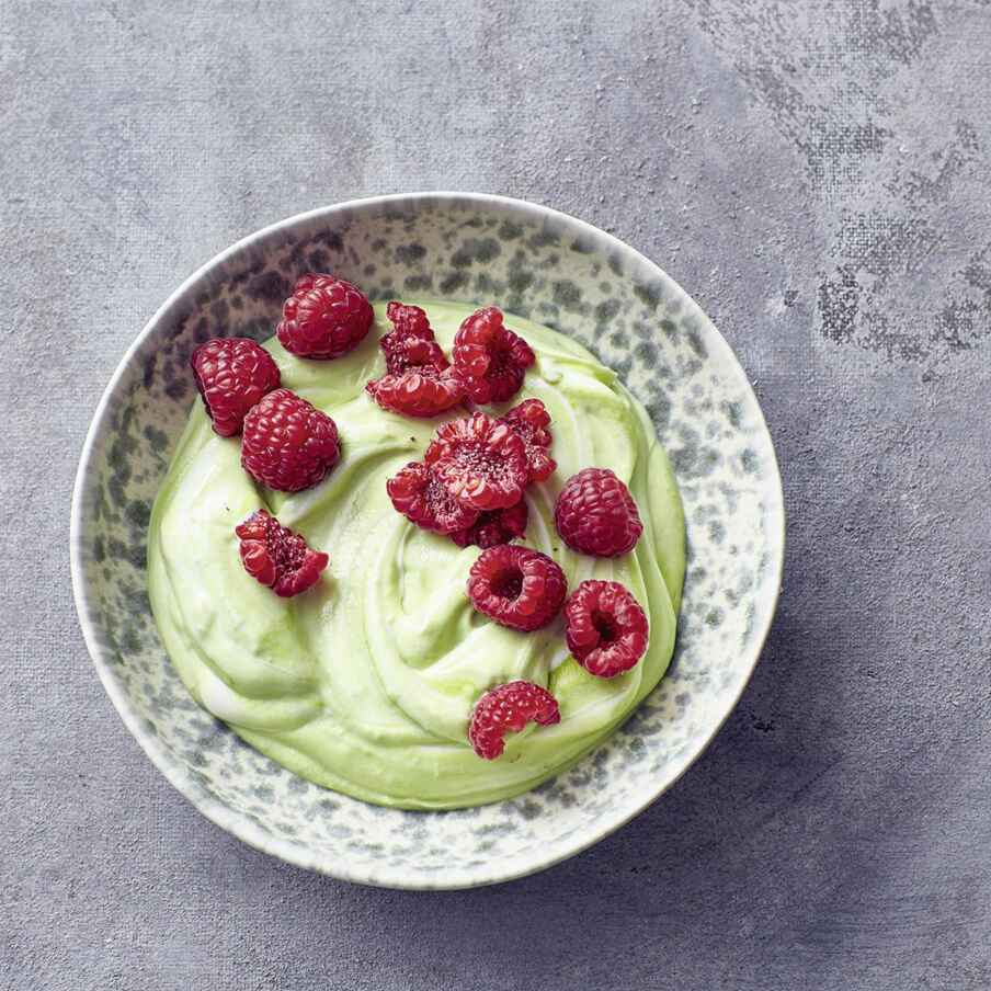 Avocadocreme mit Himbeeren Rezept | Küchengötter
