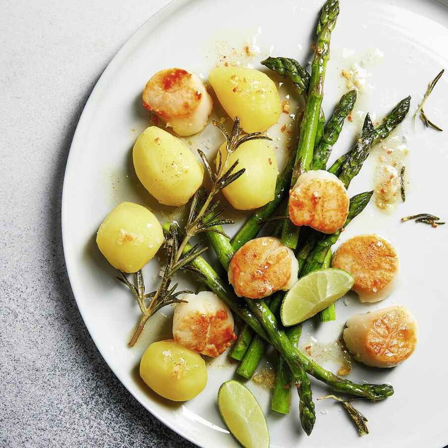 Jakobsmuscheln mit Kartoffeln und Spargel Rezept | Küchengötter Jakobsmuscheln mit Kartoffeln und Spargel Rezept | Küchengötter