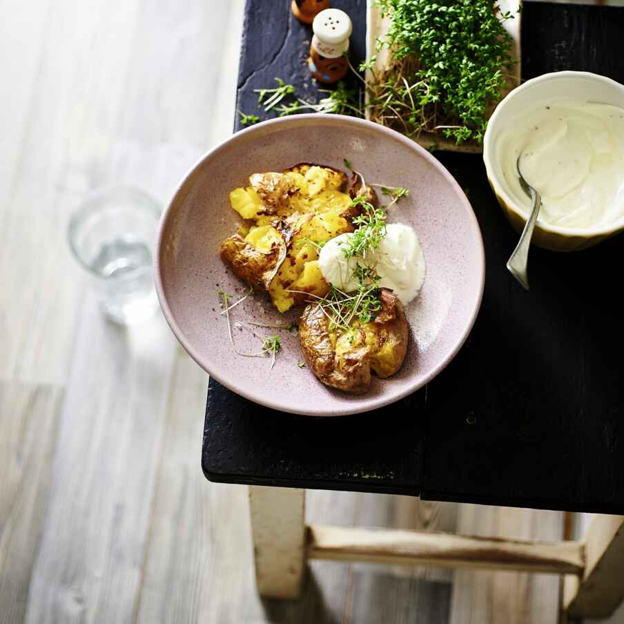 Smashed Potatoes mit Kresseschmand Rezept | Küchengötter