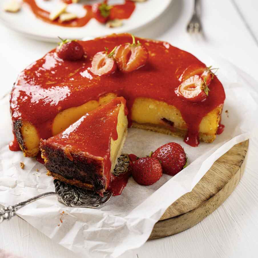 Cremiger Käsekuchen mit weißer Schokolade und Erdbeeren Rezept ... Cremiger Käsekuchen mit weißer Schokolade und Erdbeeren Rezept ...