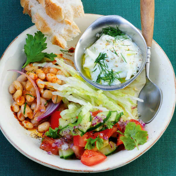 Türkische Salatplatte mit Cacik Rezept | Küchengötter