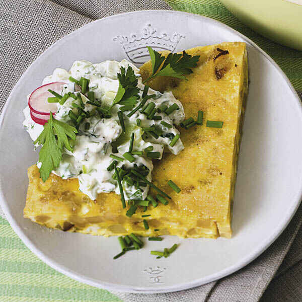 Kartoffelomelett mit Frühlingsquark Rezept | Küchengötter Kartoffelomelett mit Frühlingsquark Rezept | Küchengötter