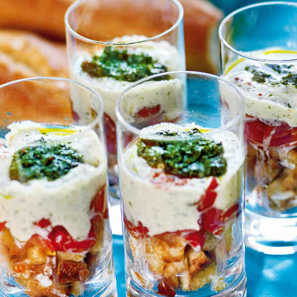 Schicht-Panzanella mit Basilikumcreme Rezept | Küchengötter