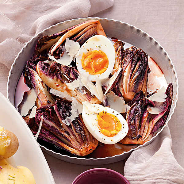 Geschmorter Radicchio mit wachsweichen Eiern Rezept | Küchengötter Geschmorter Radicchio mit wachsweichen Eiern Rezept | Küchengötter