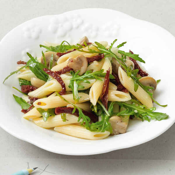 Lauwarmer Nudelsalat mit Pilzen Rezept | Küchengötter Lauwarmer Nudelsalat mit Pilzen Rezept | Küchengötter