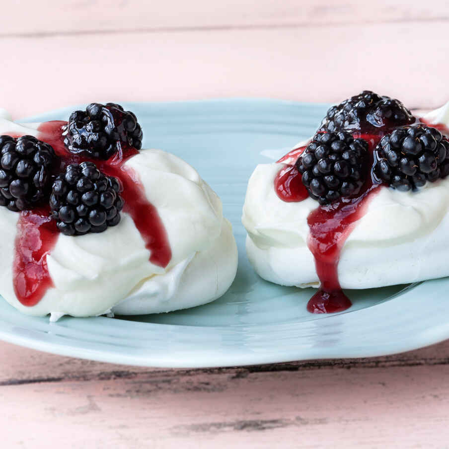 Mascarpone-Baisers mit Brombeeren Rezept | Küchengötter Mascarpone-Baisers mit Brombeeren Rezept | Küchengötter