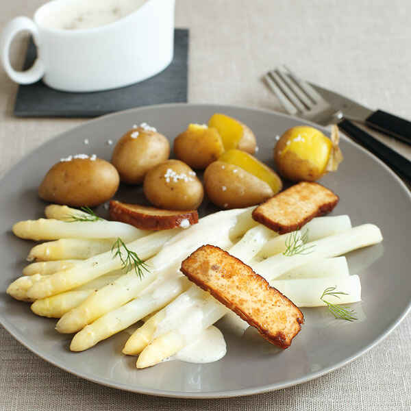 Spargel mit Räuchertofu und veganer Sauce Hollandaise Rezept | Küchengötter Spargel mit Räuchertofu und veganer Sauce Hollandaise Rezept | Küchengötter