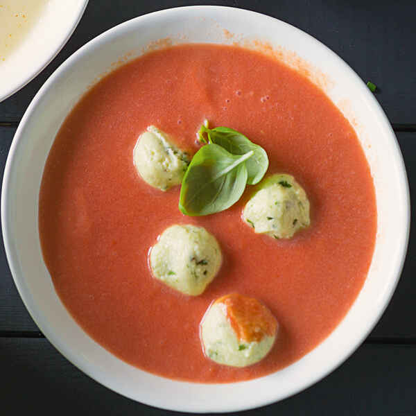 Tomatensuppe mit Mozzarellabällchen Rezept | Küchengötter Tomatensuppe mit Mozzarellabällchen Rezept | Küchengötter