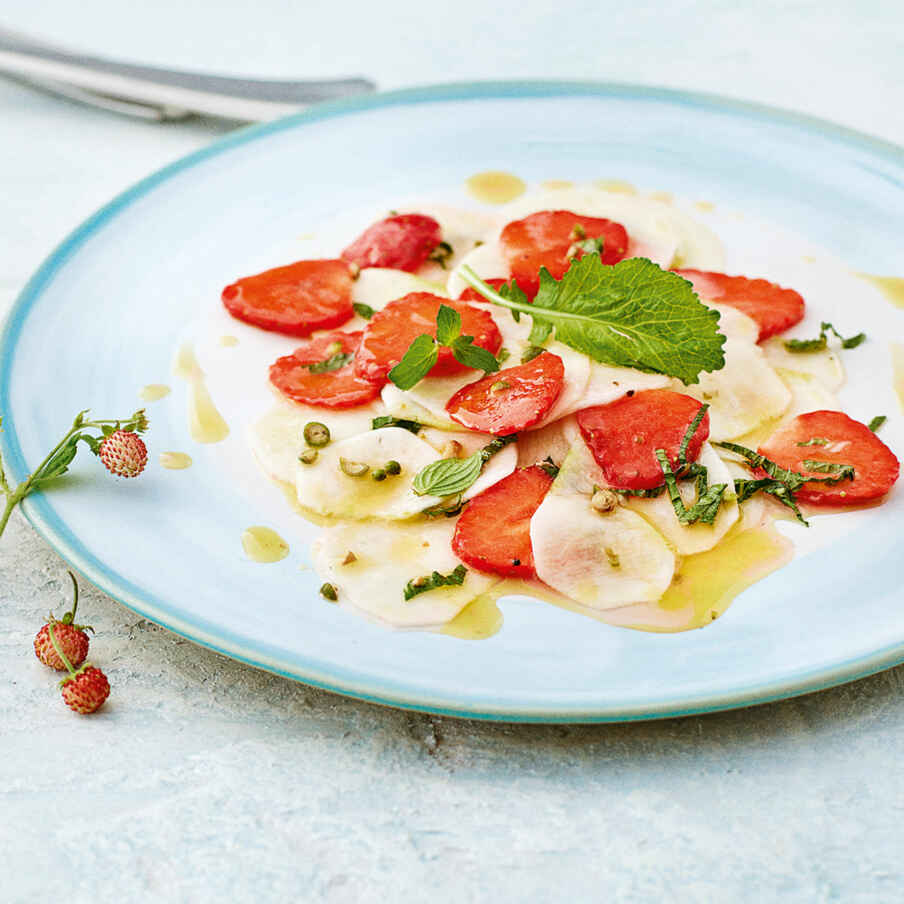 Mairübchen-Erdbeer-Carpaccio Rezept | Küchengötter Mairübchen-Erdbeer-Carpaccio Rezept | Küchengötter