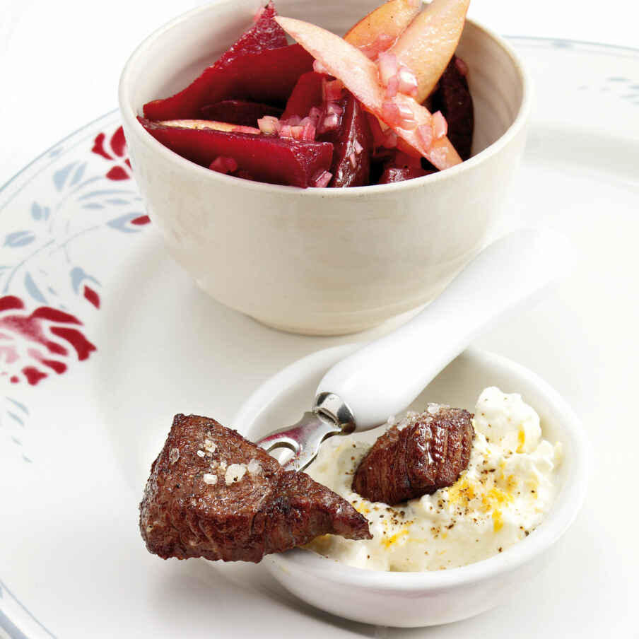 Fondue bourguignonne mit rote Beete und Meerrettich-Dip Rezept ... Fondue bourguignonne mit rote Beete und Meerrettich-Dip Rezept ...