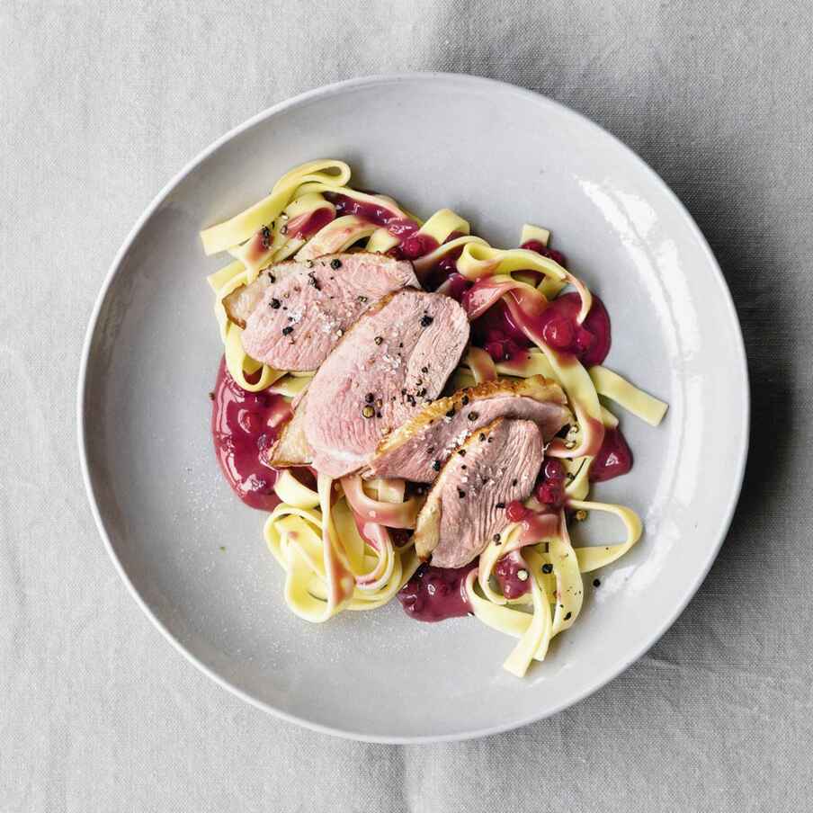 Nudeln mit Preiselbeersauce und Ente Rezept | Küchengötter Nudeln mit Preiselbeersauce und Ente Rezept | Küchengötter
