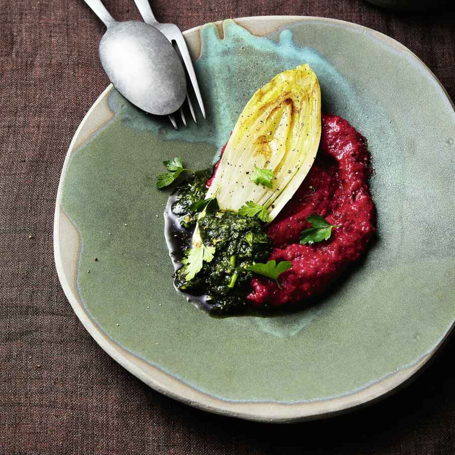 Gebratener Chicorée auf geröstetem Gemüsepüree Rezept | Küchengötter Gebratener Chicorée auf geröstetem Gemüsepüree Rezept | Küchengötter
