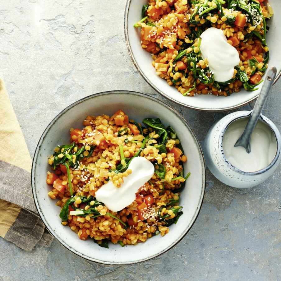 Linsen-Spinat-Topf mit Joghurt Rezept | Küchengötter