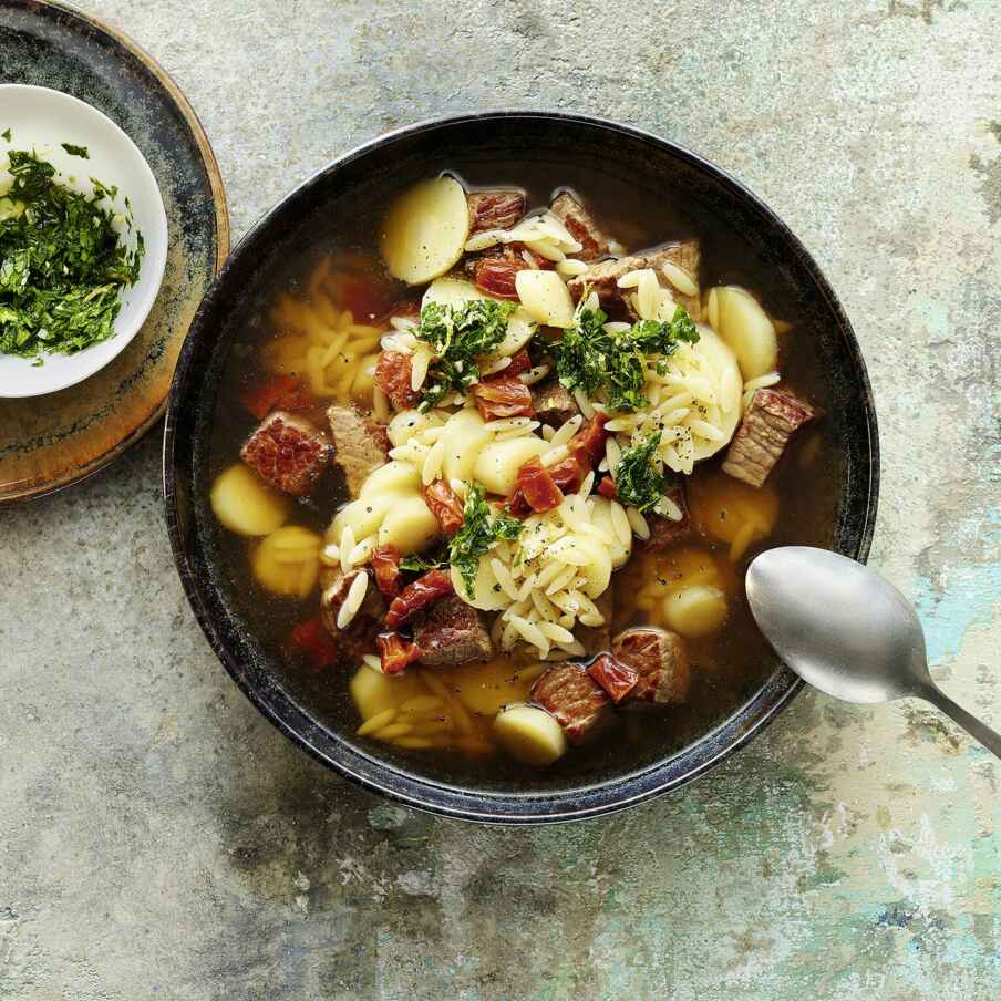 Pastinaken-Rindfleisch-Eintopf mit Kritharaki Rezept | Küchengötter Pastinaken-Rindfleisch-Eintopf mit Kritharaki Rezept | Küchengötter