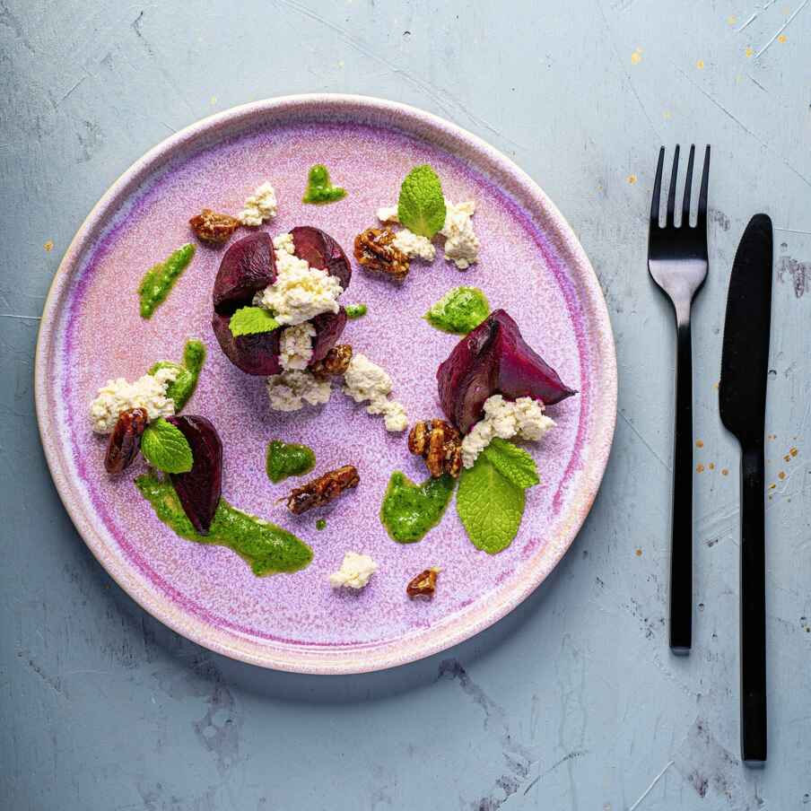 Ofen-Beete mit Soja-Ricotta, Minzpesto und karamellisierten Pekannüssen ... Ofen-Beete mit Soja-Ricotta, Minzpesto und karamellisierten Pekannüssen ...