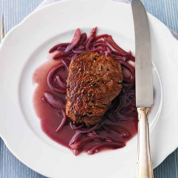 Steaks mit Zwiebel-Rotwein-Sauce Rezept | Küchengötter Steaks mit Zwiebel-Rotwein-Sauce Rezept | Küchengötter