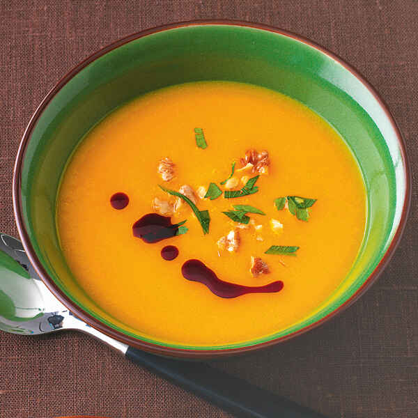 Kürbissuppe mit Bärlauch und Kürbiskernöl Rezept | Küchengötter Kürbissuppe mit Bärlauch und Kürbiskernöl Rezept | Küchengötter