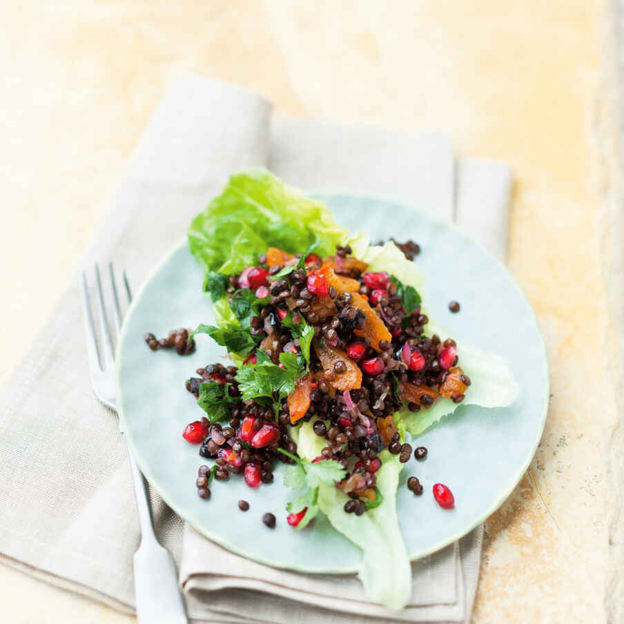 Belugalinsen-Salat mit getrockneten Aprikosen und Oliven Rezept ... Belugalinsen-Salat mit getrockneten Aprikosen und Oliven Rezept ...