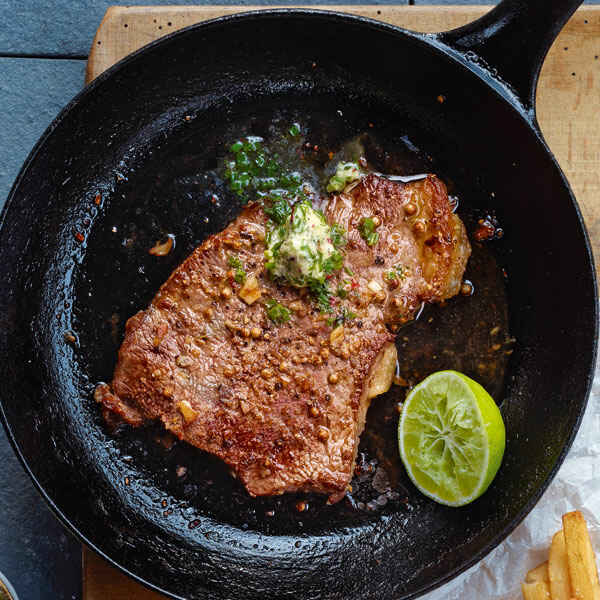 Knoblauch-Hüftsteaks mit Kräuter-Limetten-Butter Rezept | Küchengötter Knoblauch-Hüftsteaks mit Kräuter-Limetten-Butter Rezept | Küchengötter