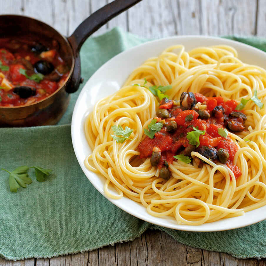 Spaghetti mit Tomaten-Kapern-Sauce Rezept | Küchengötter