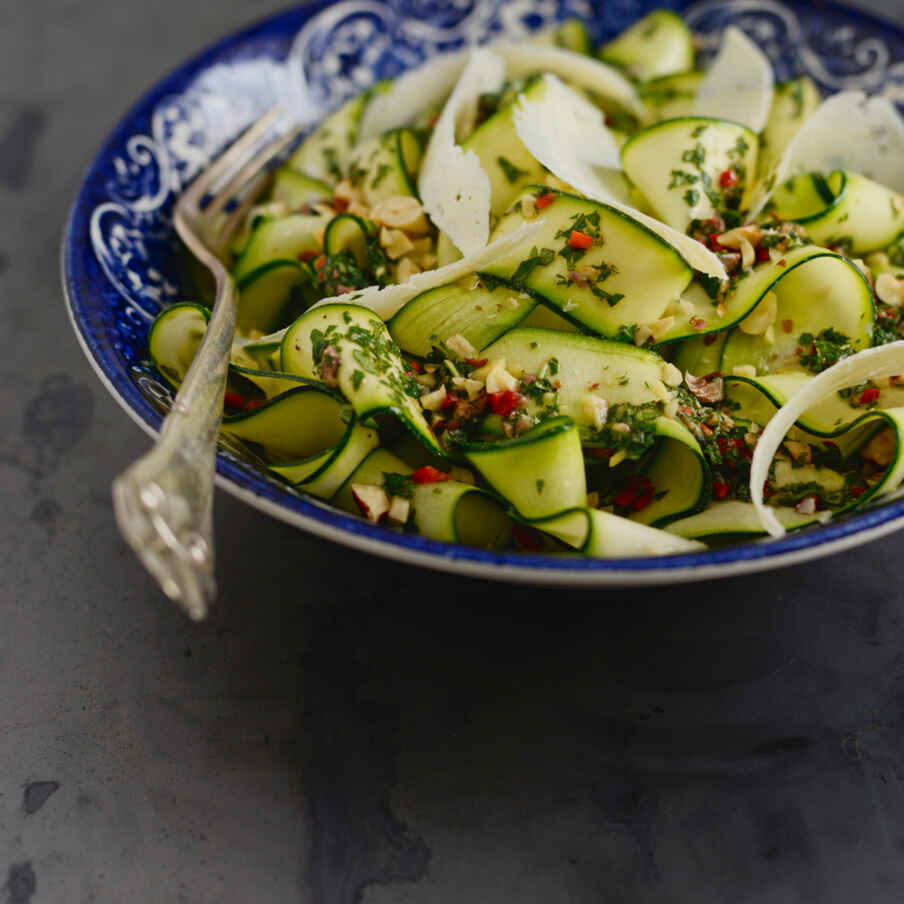 Zucchinisalat mit Minze und Haselnüsse Rezept | Küchengötter