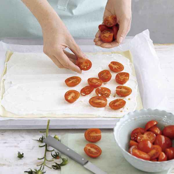 Schnelle Pizza mit Schafskäsecreme und Tomaten Rezept | Küchengötter Schnelle Pizza mit Schafskäsecreme und Tomaten Rezept | Küchengötter