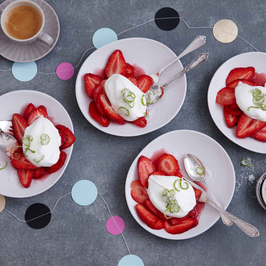 Joghurtschaum mit Erdbeeren Rezept | Küchengötter