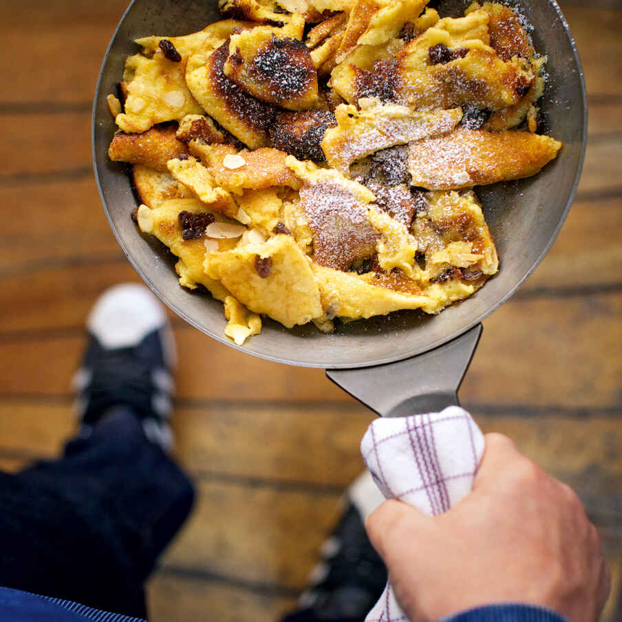 Karamellisierter Kaiserschmarrn mit Puderzucker Rezept | Küchengötter