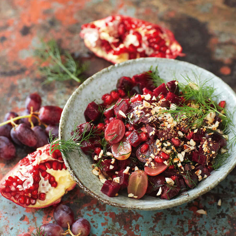 Rote-Bete-Haselnuss-Salat mit Granatapfel-Dressing Rezept | Küchengötter Rote-Bete-Haselnuss-Salat mit Granatapfel-Dressing Rezept | Küchengötter