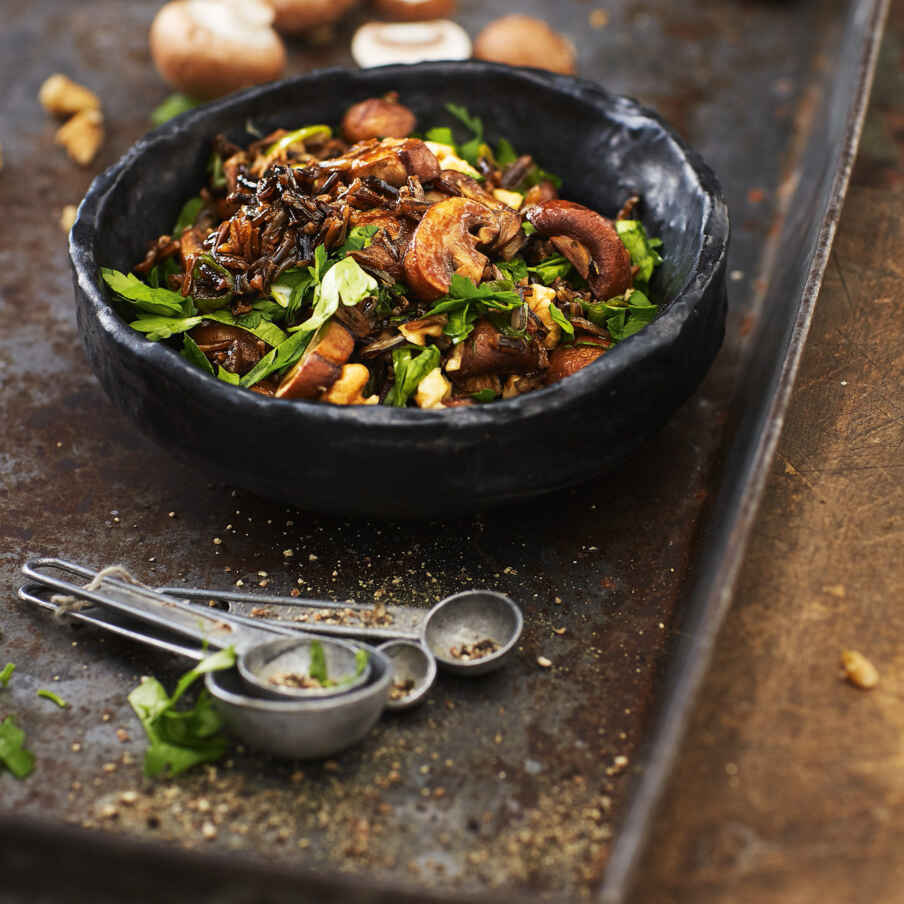 Pilzsalat mit schwarzem Reis und Walnuss-Vinaigrette Rezept | Küchengötter Pilzsalat mit schwarzem Reis und Walnuss-Vinaigrette Rezept | Küchengötter