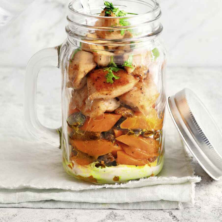 Curry-Möhrensuppe mit Hähnchen im Glas Rezept | Küchengötter Curry-Möhrensuppe mit Hähnchen im Glas Rezept | Küchengötter