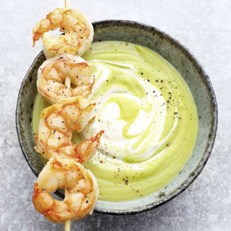 Avocadosuppe mit Garnelenspieß Rezept | Küchengötter